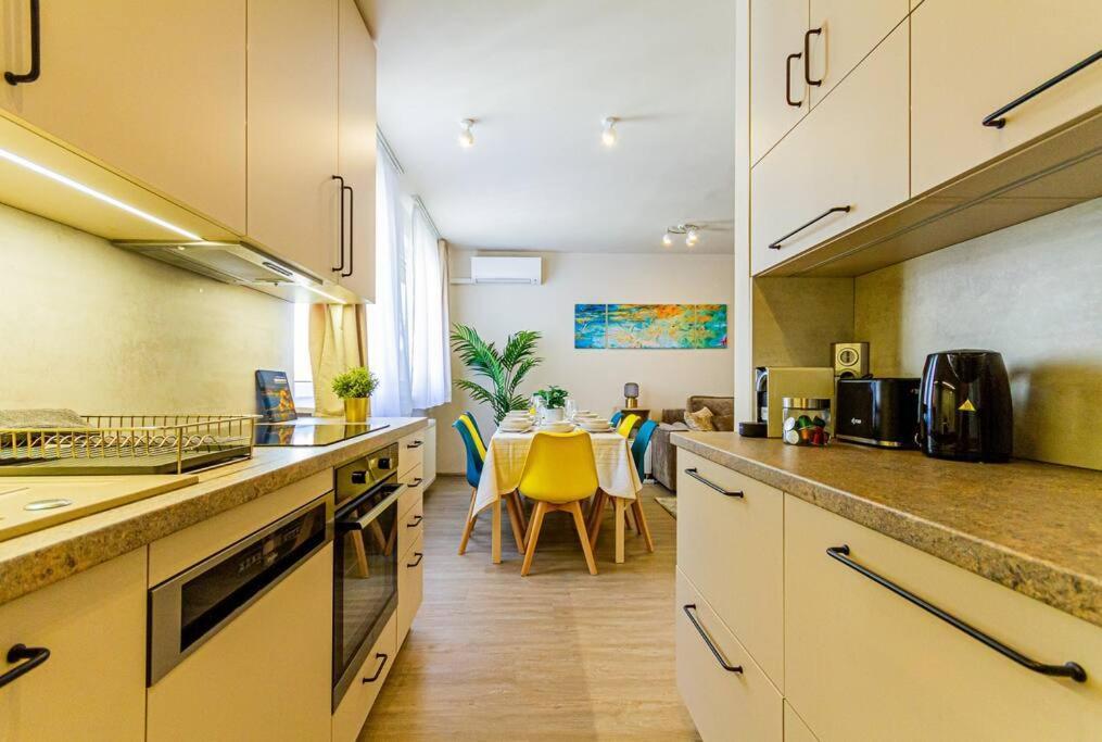 Roomy Apartment 80Sqm At City Center Free Parking Space, Ac & Balcony Будапеща Екстериор снимка